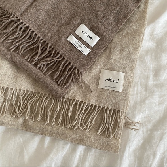 Aritzia classic wool scarf - beige - Picture 3 of 5